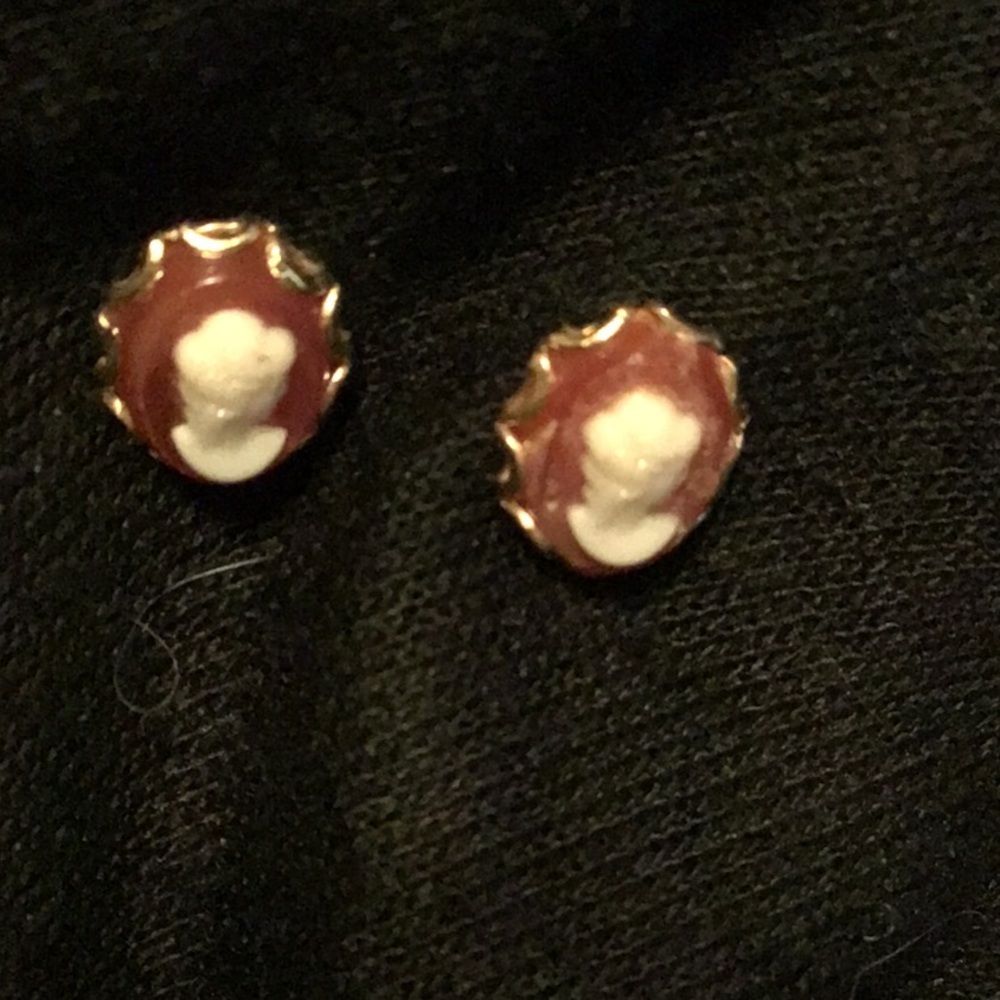 Timeless!Classic Cameo pierced post earrings